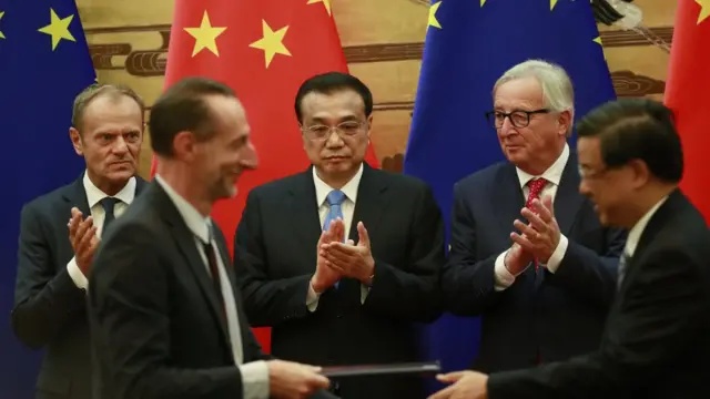 中欧官员在七月举行的中欧峰会期间,在容克和李克强见证下交换已签署的协议。