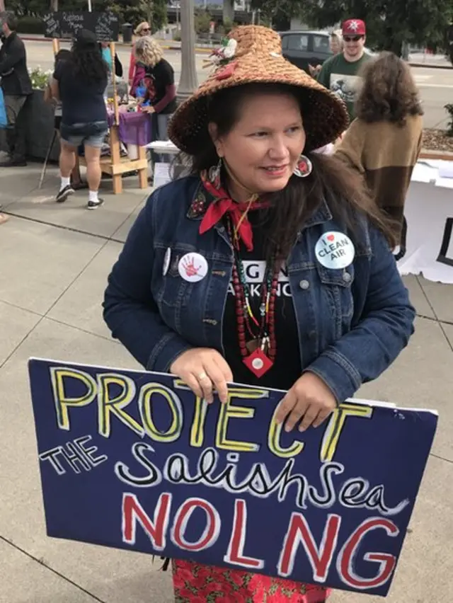 Carolyn DeFord protestando