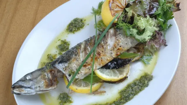 Скумбрия в соусе на тарелке