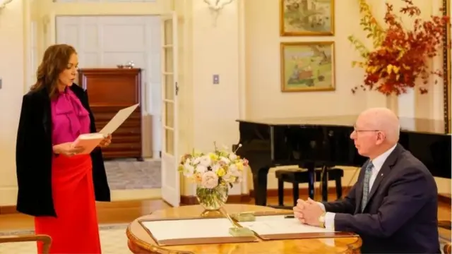 કુરાન હાથમાં લઈને શપથ લેતા એની અલી