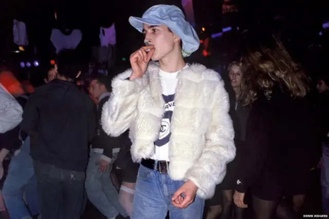 데릭이 찍은 1980년대 모피 코트를 입은 남자