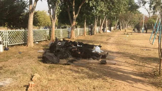 اسلام آباد اور راولپنڈی میں پولیس کی جلی ہوئی گاڑیاں، اہلکار کے جھولے