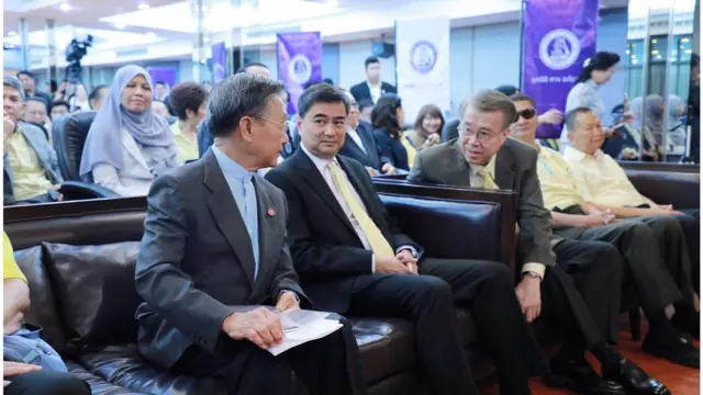 หัวหน้า ปชป. สามรุ่น (จากซ้ายไปขวา) บรรญัติ, อภิสิทธิ์, ชวน