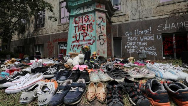 Algunos canadienses han colocado zapatos de niños en recuerdo de las víctimas de estos internados.