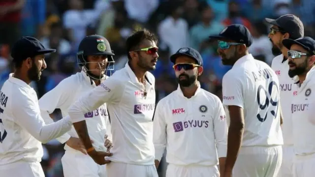 विराट कोहली का एंपायर को घेरना