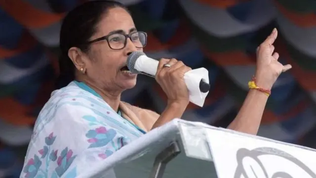 મમતા બેનરજીને ચૂંટણીપ્રચારમાં "બંગાળની દીકરી" ગણાવવામાં આવી રહ્યાં છે