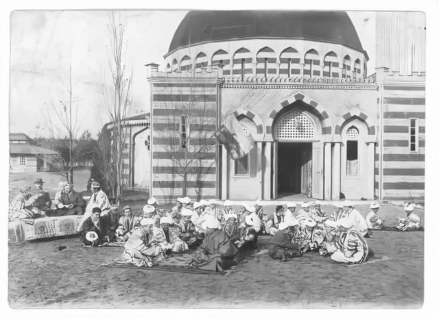 Германияга келган ёш жадидлар Берлиндаги масжид олдида ўтириб мактабларга тақсимланишларини кутишмоқда, 1922 йил