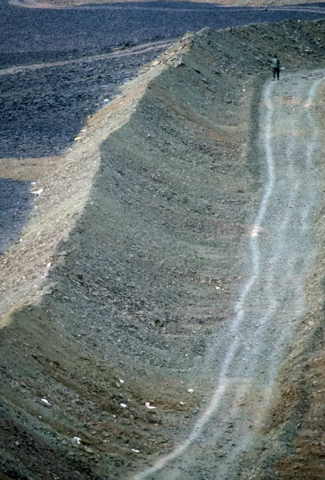Muros de arena en el desierto.