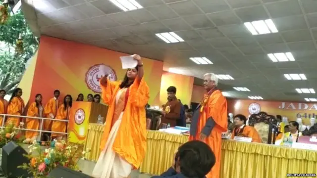 जाधवपुर विश्वविद्यालय में अपनी ग्रेजुएशन सेरेमनी में नागरिकता क़ानून की कॉपी को फाड़तीं देबस्मिता चौधरी.