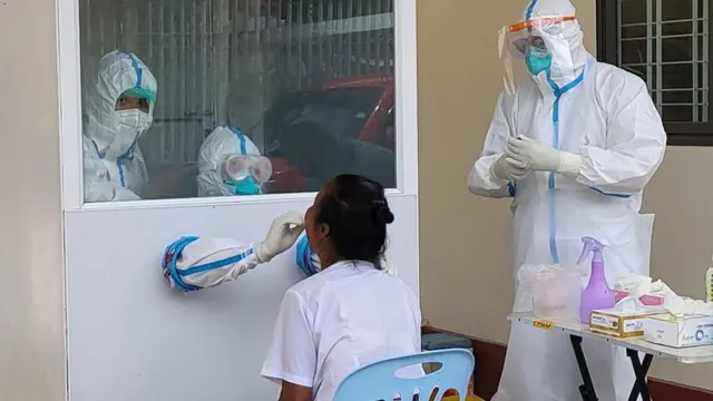 အင်းစိန်ဖျားနာကုဆေးခန်းမှာ swab နမူနရယူနေပုံ