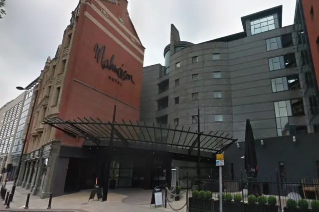 말메종 호텔은 소동에 대해 사과했고 경위에 대해 조사 중이라고 말했다