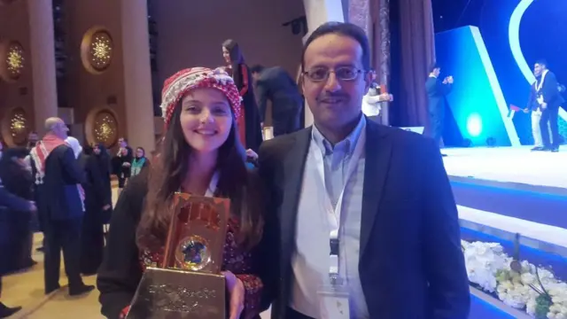 يارا مع والدها بعد تكريمها