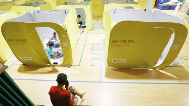 계속되는 폭우로 한탄강이 범람해 강원 철원군 마을 주민들이 긴급 대피했다