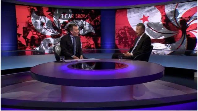 2019年6月12日，中国驻英国大使刘晓明接受英国广播公司（BBC）《新闻之夜》栏目主持人马克·厄本直播专访。