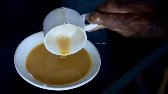 लोकमान्य टिळकः पंचहौद मिशनच्या चहा प्रकरणामुळे महाराष्ट्राचं समाजमन कसं ढवळून निघालं?