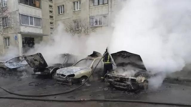 Carros destruídos em meio a conflito entre Rússia e Ucrânia