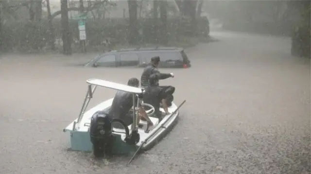 பேரழிவை உண்டாக்கிய ஹார்வி புயல்