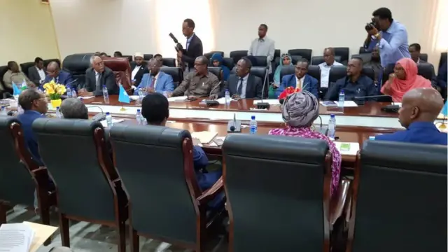 Wasiirrada Federaalka (sii jeedka) iyo wasiirrada Puntland (soo jeedka) oo shirka wada fadhiya.