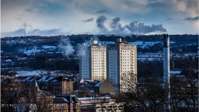 ग्लासगो के आसमान में उठता धुआं