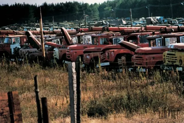 Uno de los cementerios de camiones de bomberos que se utilizaron durante de un incendio en la cuarta unidad de energía de la central nuclear de Chernobyl.