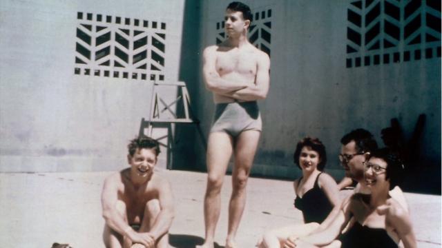 En esta foto, cuya fecha se desconoce, se ve a John Nash (en el centro) y su esposa, Alicia, en el fondo.