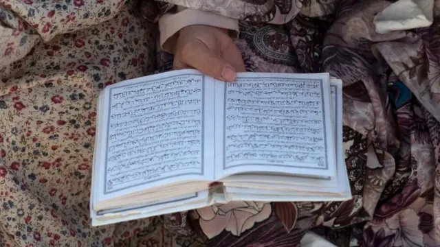 Una mujer leyendo el corán