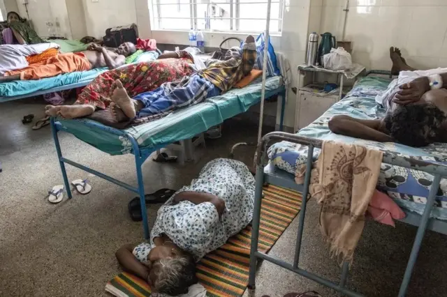 ఆసుపత్రిలో బెడ్లు, రోగులు