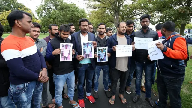 ঘটনার পরপর ছবি হাতে স্বজনের খোঁজে।