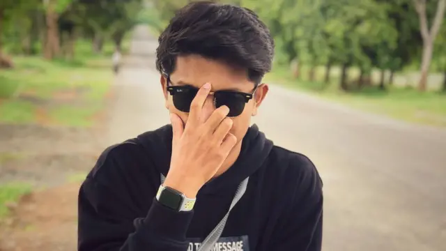 တစ်ကိုယ်လုံးသွေးအလိမ်းလိမ်းဖြစ်နေတဲ့ ကိုလျှံဖြိုးအောင်ကို သေဆုံးပြီအမှတ်နဲ့ ကားပေါ်က ထမ်းချပြီး စစ်ဆေးရုံမှာထားခဲ့