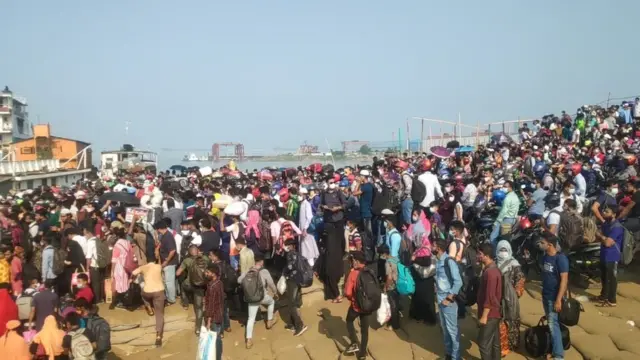 যাত্রীদের একাংশ অপেক্ষা করছে ফেরিতে ওঠার জন্য