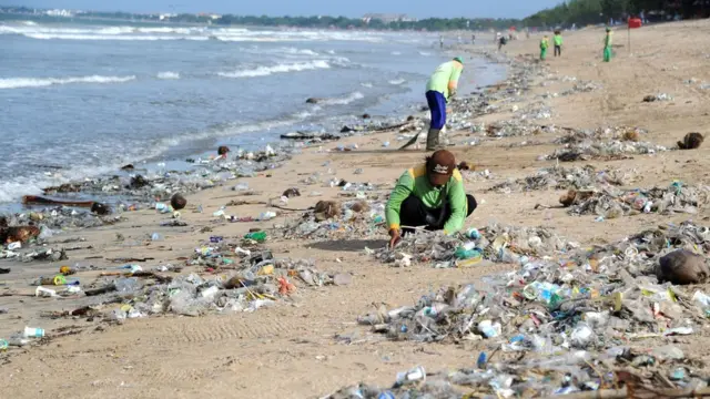 Pantai Kuta dipenuhi sampah yang dibawa oleh arus, Desember 2017.