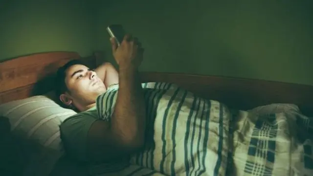 睡前不要看手機。