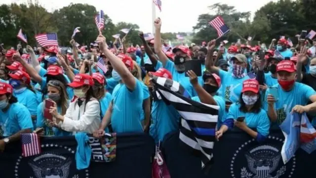 হোয়াইট হাউজের সামনে ডোনাল্ড ট্রাম্প সমর্থকদের সমাবেশ।
