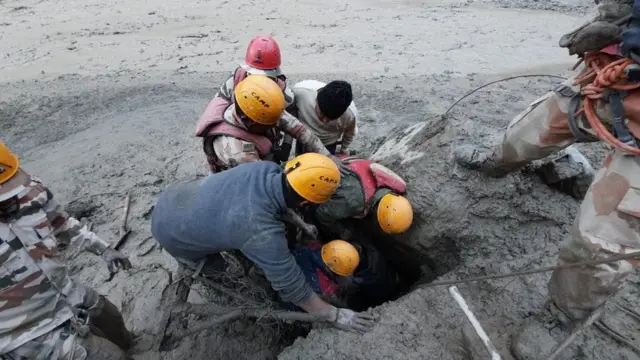 உத்தராகண்டில் திடீர் பனிச்சரிவு, வெள்ளம்: 10 உடல்கள் மீட்பு; 150 பேரை காணவில்லை