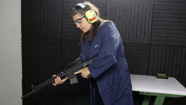 Muchos civiles con permiso para adquirir armas se inclinan por el fusil RA-15 en EE.UU.