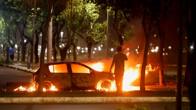 Carro pegando fogo