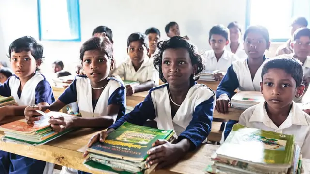 কর্মকর্তারা বলছেন বাংলাদেশে মোট সরকারি প্রাথমিক বিদ্যালয়ের সংখ্যা ৬৫ হাজার ৫৯৩টি।