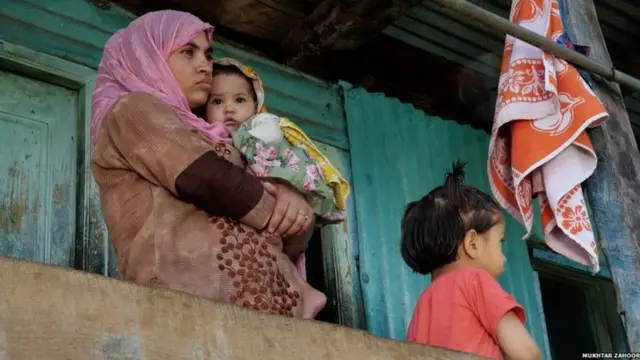 ઉરીમાં પોતાનાં બાળકો સાથે શાઝિયા મહમૂદ