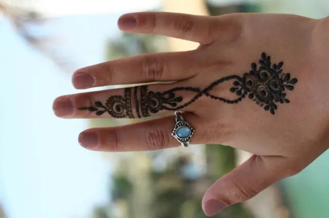 Diseño de hena en una mano.