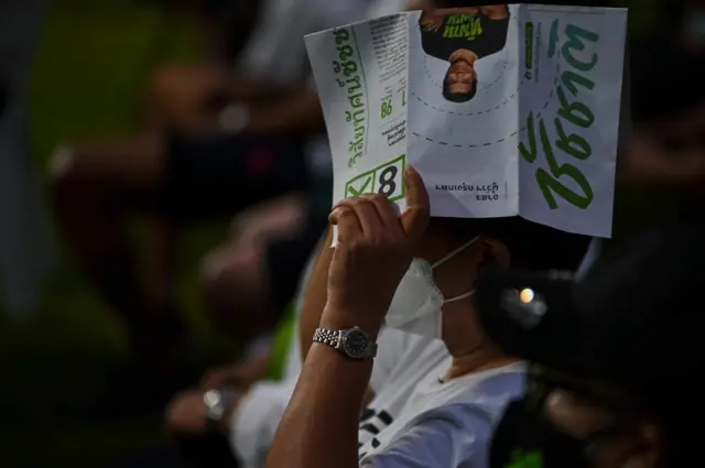 ประชาชนร่วมฟังการนำเสนอนโยบายของชัชชาติ