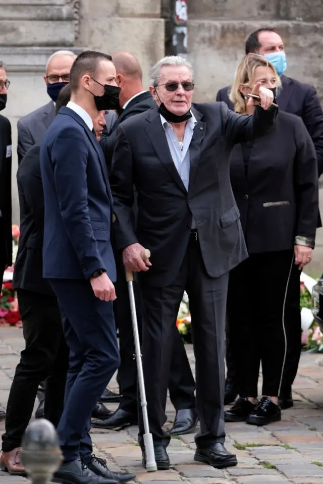 Alain Delon andando com ajudagamble city 50 reaisuma muleta durante o funeral do também ator Jean-Paul Belmondogamble city 50 reaisParis, setembrogamble city 50 reais2021