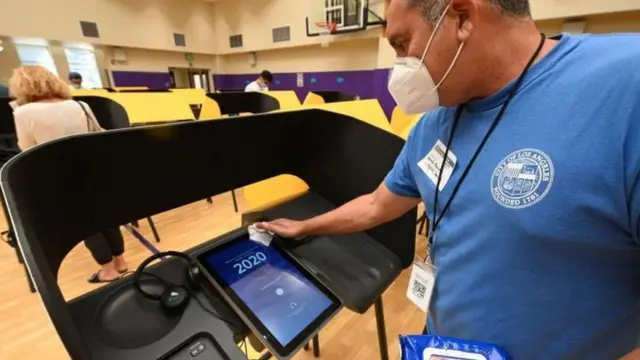 ကယ်လီဖိုးနီးယားမှာ အသုံးပြုတဲ့ မဲပေးတဲ့စက်