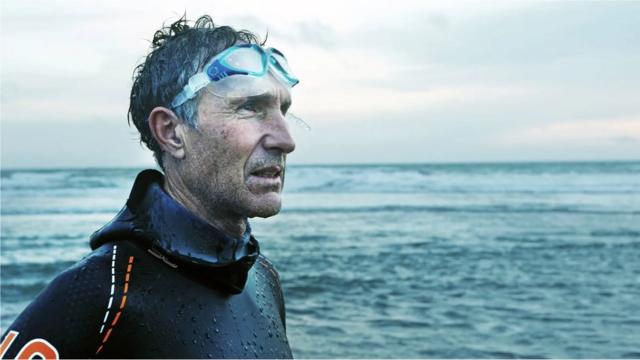 Homem com rouparesultado de aposta esportivamergulhoresultado de aposta esportivafrente ao mar