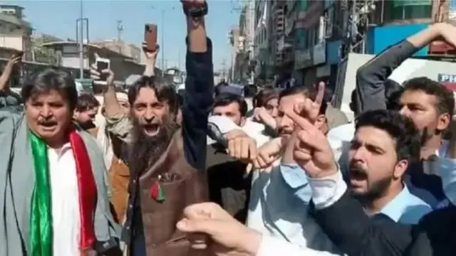 इमरान ख़ान के समर्थक विरोध प्रदर्शन करते हुए