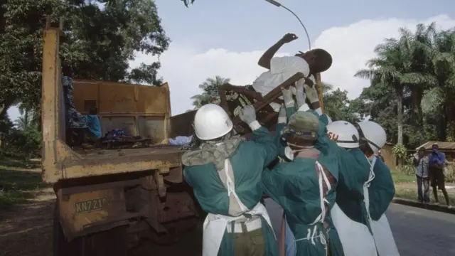Mgonjwa wa Ebola akipakiwa kwenye gari kupelekwa kituo cha matibabu