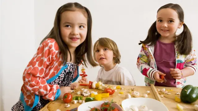 Niños preparando comida