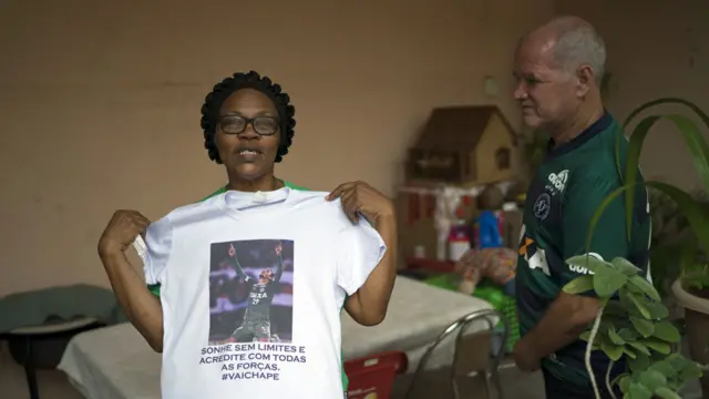 Valeria Zampier y Helam Zampier con una camiseta que muestra la imagen de su hijo Helio Neto