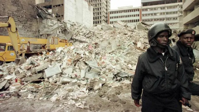 نیروهای امنیتی کنیا در ویرانه سفارت آمریکا