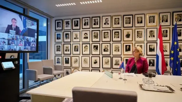 سیگرید کاگ وزیر توسعه هلند در حال گوش دادن به سخنان امانوئل مکرون