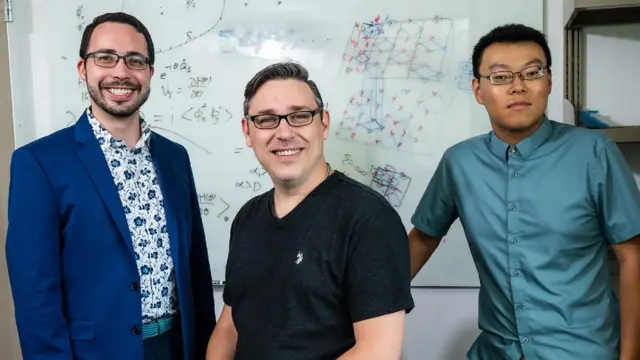 O físico mexicano Eduardo Ibarra García Padilla (à esquerda), com seus colegas da Rice University, Kaden Hazzard (centro) e Hao-Tian Wei